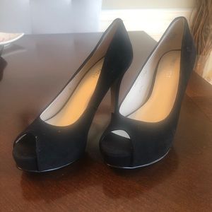 Suede peep toe heels! 👠